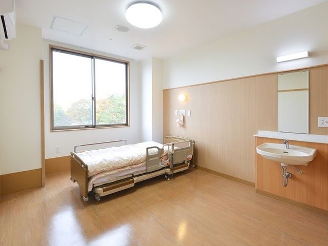 明るい居室 居室 ゆったりとした空間の居室です。窓からの自然光が心地よく、快適な生活をサポートします。