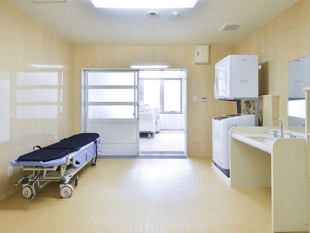 清潔な洗濯室 洗面台 広々とした清潔感あふれる洗濯室です。日常の洗濯に必要な設備が整っており、快適にお使いいただけます。