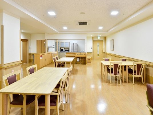 明るい食堂の様子  