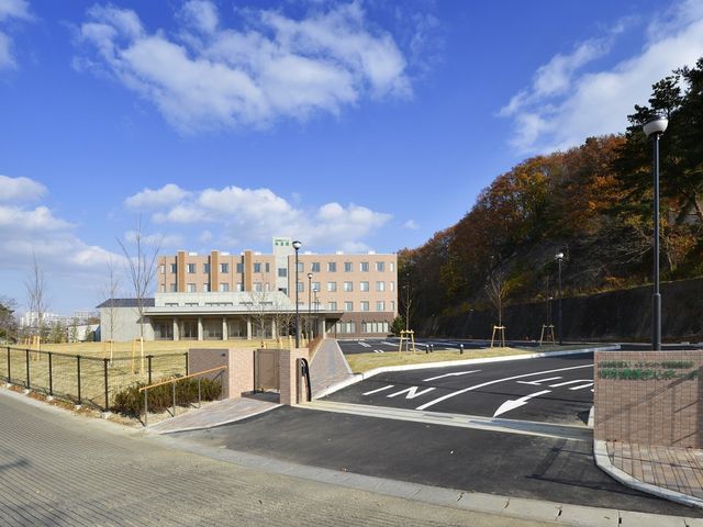 ゆとりある施設の外観 外観 広々とした駐車場が整備された落ち着いた雰囲気の建物です。自然に囲まれ、安らぎを感じる環境が広がっています。