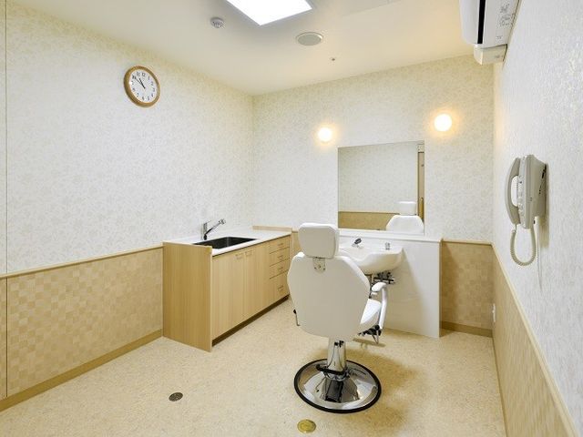 清潔な理美容室 理美容室 明るく清潔感のある理美容室です。利用者の方の自由な利用が想定され、リラックスできる空間になっています。