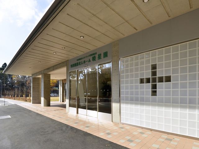 広々としたエントランス エントランス ゆったりとした開放感あふれるエントランスです。入り口はバリアフリー設計で、安心してお過ごしいただけます。