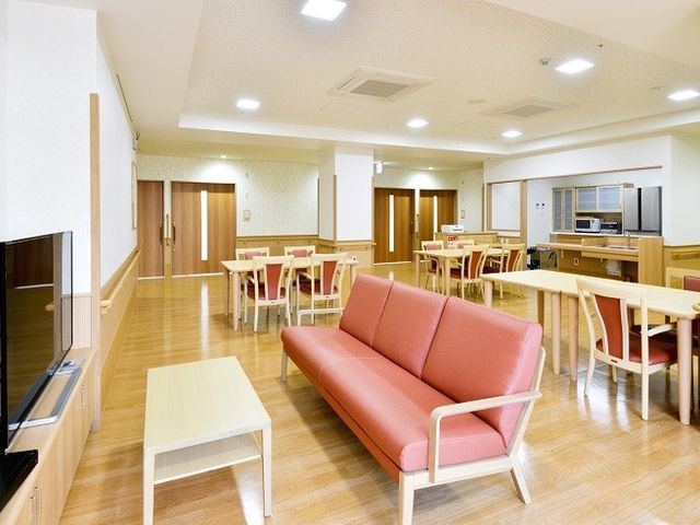 ゆったり共有スペース ダイニングルーム 広々としたダイニングルームは、明るく開放的な雰囲気です。ソファやテーブルが配され、憩いの場を提供しています。