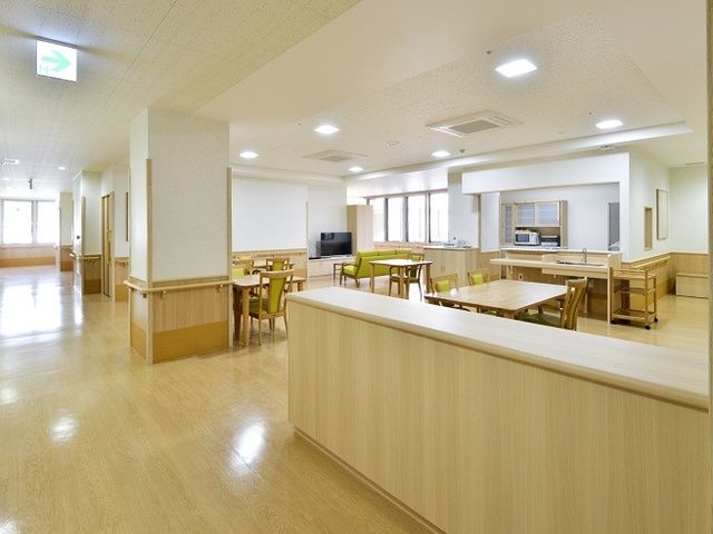 広々とした明るいダイニング ダイニングルーム ゆとりあるダイニングルームで、ゆったりとした食事時間をお過ごしいただけます。木のぬくもりを感じる家具が配置され、居心地の良い環境です。