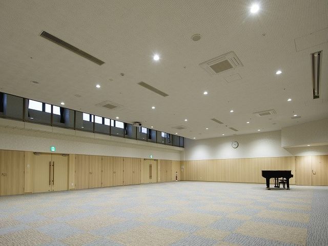 広々とした多目的室 多目的室 ゆったりとした多目的室で、ピアノのある落ち着いた雰囲気を楽しめます。窓からは自然光が入り、開放感があります。