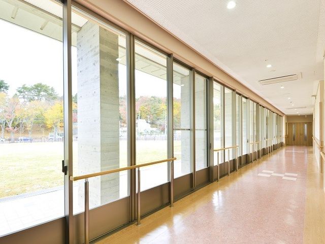 明るい廊下 廊下 ゆったりとした通路は自然光が差し込み、穏やかな雰囲気を醸し出しています。手すりも設置され、安心してお過ごしいただけます。