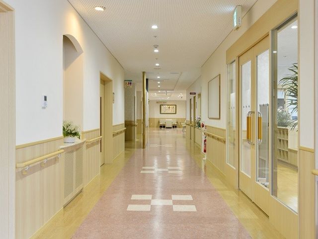 清潔感のある明るい廊下 廊下 床に車椅子用の誘導ブロックが設置された、ゆったりとした廊下です。手すりも完備で安心です。