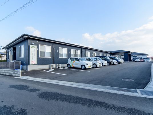 モダンな外観と駐車場
