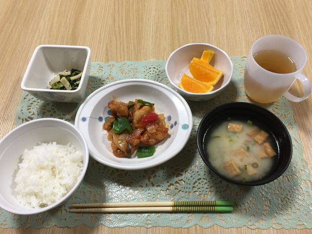 美味しそうな昼食セット 料理 彩り豊かな栄養満点の食事が提供される環境です。入居者の健康を食事から支えています。
