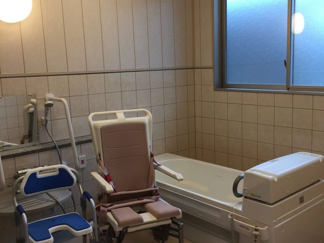 清潔感のある浴室 浴室 車椅子でも安心して入浴できる、広く清潔なスペースです。快適なリハビリをサポートします。