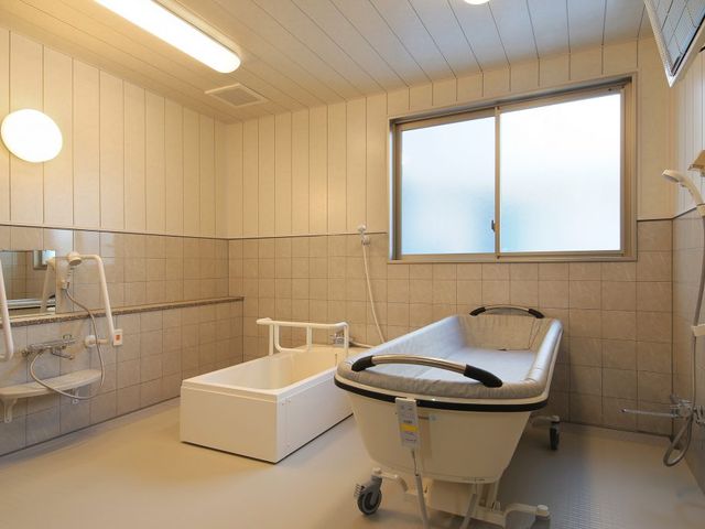 快適な入浴が可能な浴室 浴室 明るい空間の浴室は、介助しやすい設備が整っています。快適な入浴をサポートします。