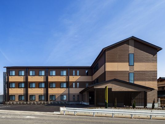 茶色い建物の外観