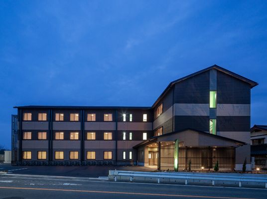 夕暮れ時の建物外観