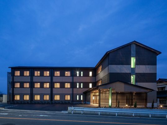 夕暮れ時の建物外観