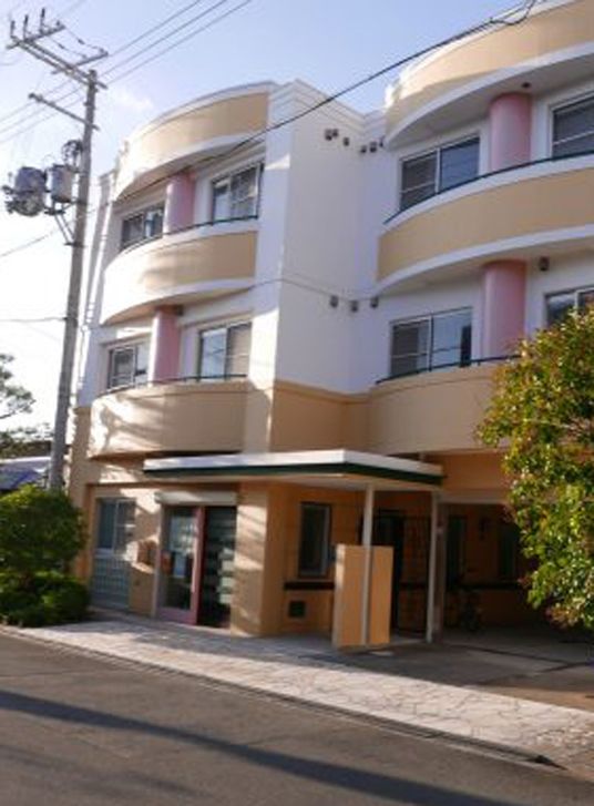 開放的な建物の外観