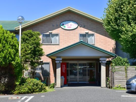 緑に囲まれた施設外観