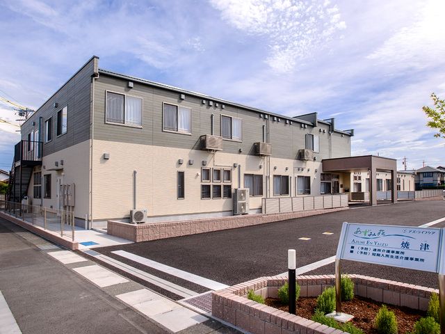建物外観 外観 広々とした駐車スペースがあり、車でのアクセスが便利です。施設の目の前には植栽があり、心地よい雰囲気を感じられます。