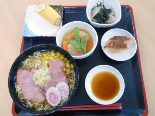料理のトレイ