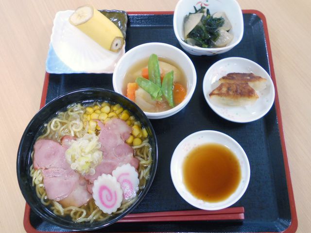 料理のトレイ 料理 色とりどりの料理が配されており、食事を通してリラックスできる環境を提供しています。