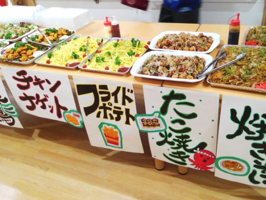 豊富な料理が並ぶテーブル
