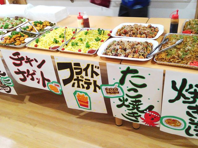 豊富な料理が並ぶテーブル 食堂 色とりどりの料理が並ぶテーブルです。食事の準備や盛り付けの工夫に関心がある方におすすめです。