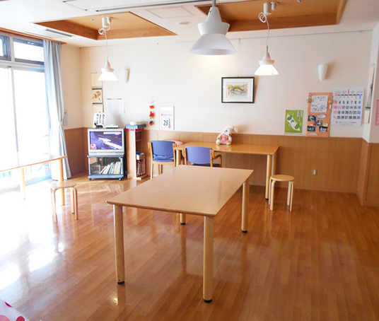 光が差し込む食堂