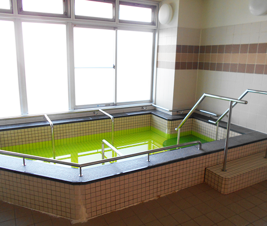 自然光が入る浴室