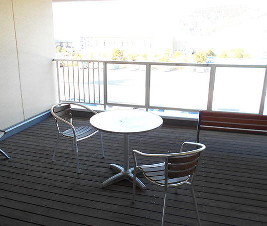 山々を望むテラス