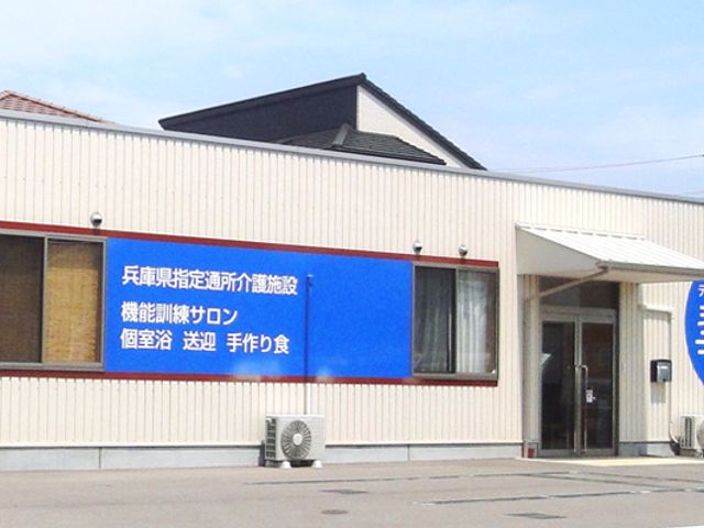 明るい玄関の外観 外観 シンプルかつ機能的なデザインで、利便性を重視した建物です。初めて訪れる方にもわかりやすい入口になっています。