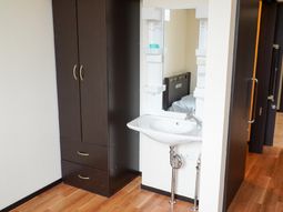 居室の洗面台と入口