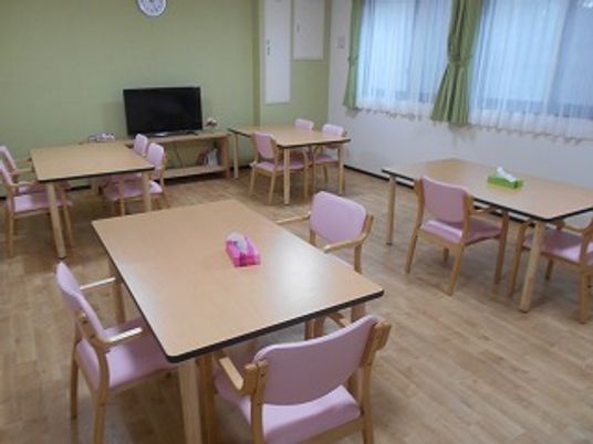 明るい広々とした食堂