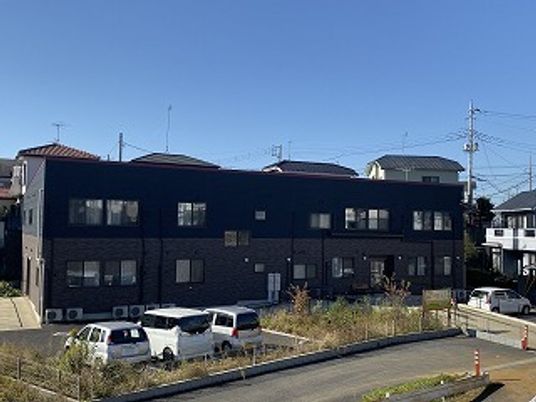 黒い外壁が目立つ建物