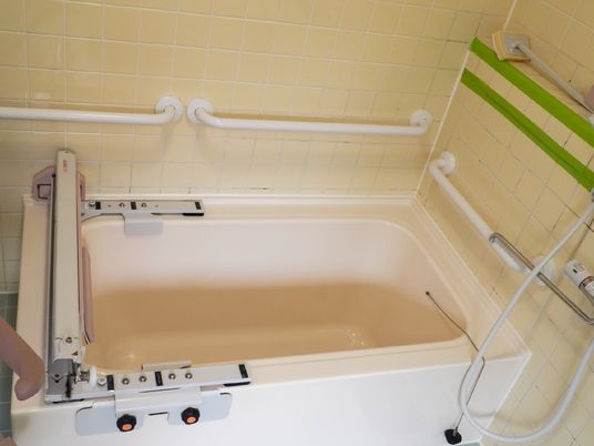 手すり付き浴槽設備