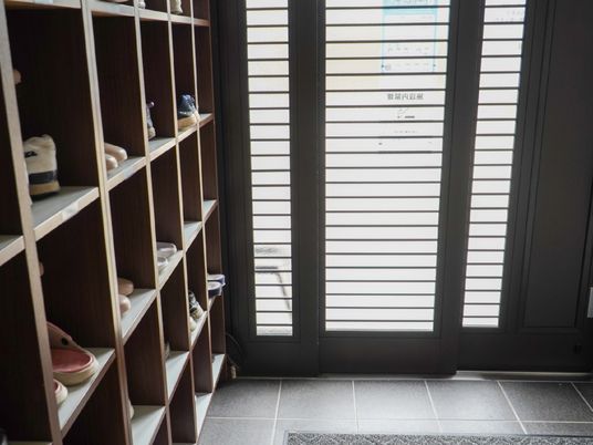 玄関の靴棚と扉