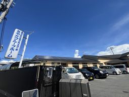 広々駐車場の外観