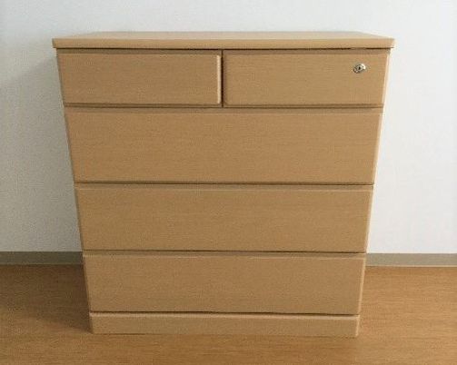 木製の家具がある居室
