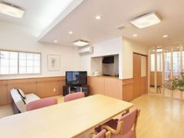 明るい空間のラウンジ ラウンジ 広々とした明るいリビングです。自然光が差し込み、居心地の良いひとときを提供いたします。