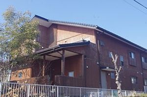 木造の建物の外観