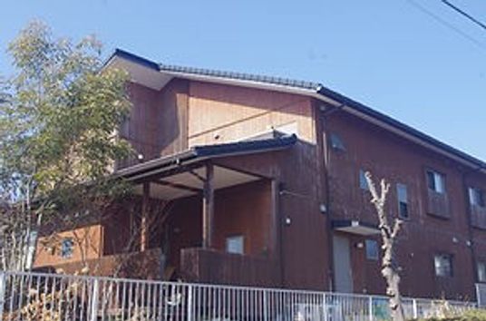 木造の建物の外観