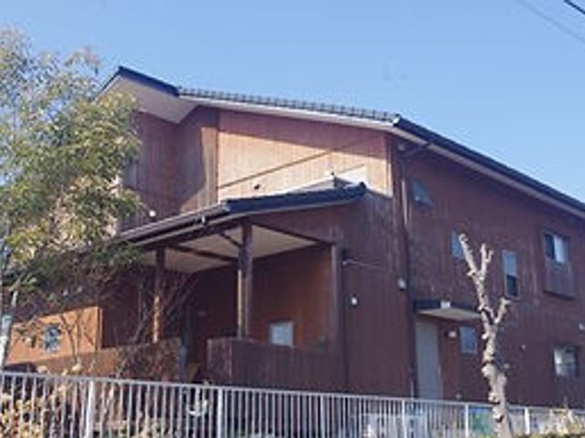 木造の建物の外観 外観 自然と調和した木造の建物が特徴的です。施設の周囲には緑が豊かで、静かな環境です。