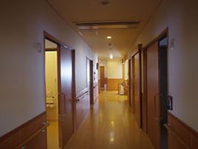 木製ドアが並ぶ廊下 廊下 広々とした廊下は、移動がしやすく快適です。温かみのある木製のデザインが特徴です。