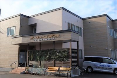 施設外観の職員車
