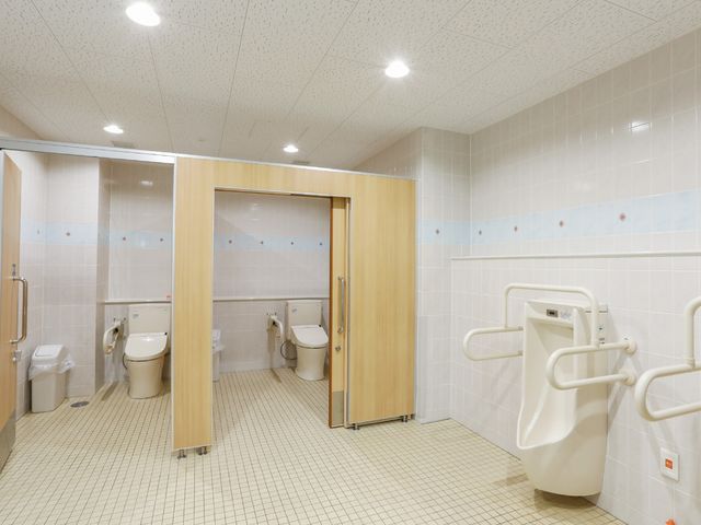 バリアフリートイレ設備 トイレ 手すり付きで安全対策が整った清潔なトイレスペースです。快適にご利用いただける環境を整えています。