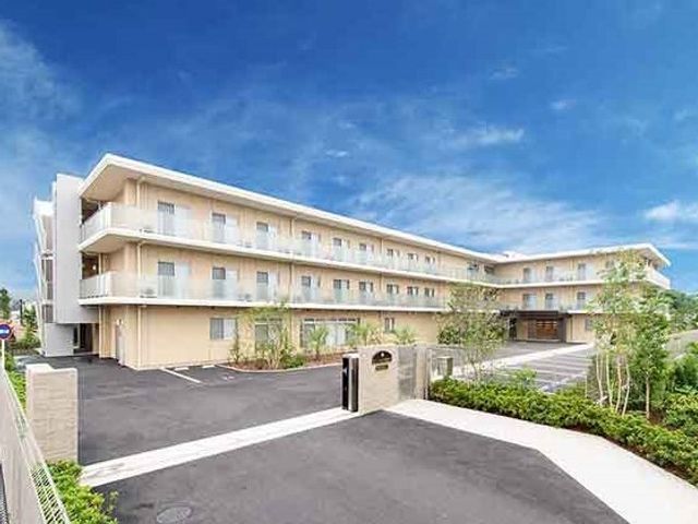 広々とした施設外観 外観 青空の下、清潔感のある外観が印象的な建物です。ゆとりをもって造られた空間が、働く環境の良さを物語っています。