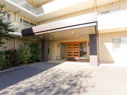 明るい外のエントランス