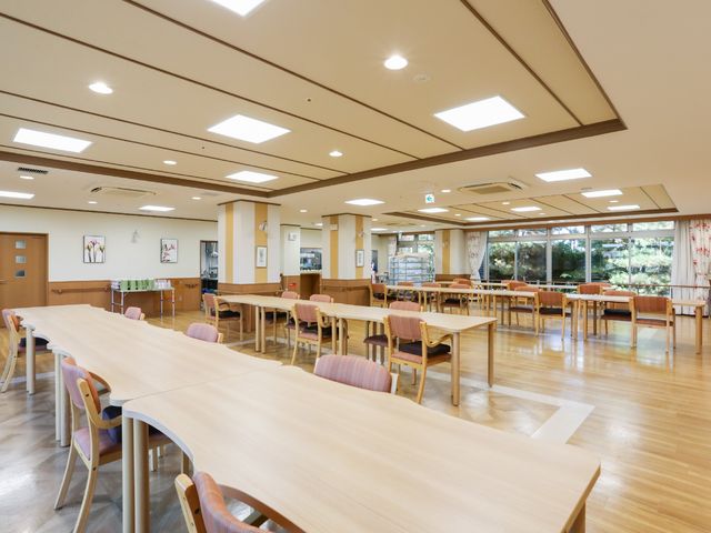 明るい広々としたダイニング 共有スペース 天井が高く、窓から自然光が差し込むダイニングスペースです。食事や憩いのひとときを明るく快適にお過ごしいただけます。
