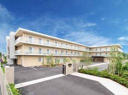 青空背景の建物の外観