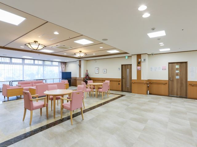 広々とした共有スペース 共有スペース ゆったりとした椅子が配置された共用のリラックススペースです。窓からの自然光が心地よい明るさをもたらしています。