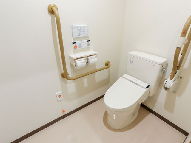 バリアフリー対応のトイレ トイレ 安心して利用できる手すり付きの清潔なトイレです。安全と利便性を重視した設計で、すべての方が快適にご使用いただけます。