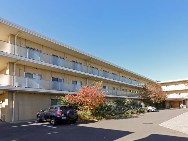 広々とした施設の外観 外観 快晴の下、清潔感溢れる外観です。鮮やかな植栽が印象的で、落ち着いた雰囲気の施設です。